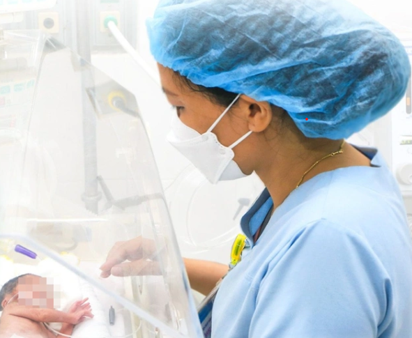 Giành giật sự sống cho bé sơ sinh nặng 500 gram Giành giật sự sống cho bé sơ sinh nặng 500 gram